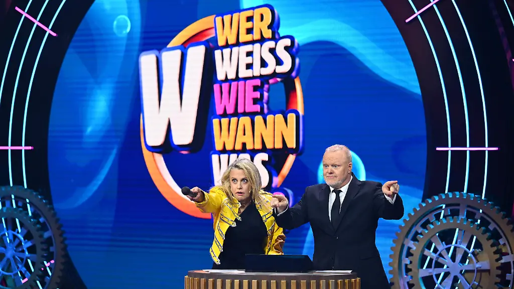 Stefan Raab und Barbara Schöneberger laden zum großen Quizspaß ein - Quelle RTL Raab Entertainment Willi Weber Hintergrund KI generiert